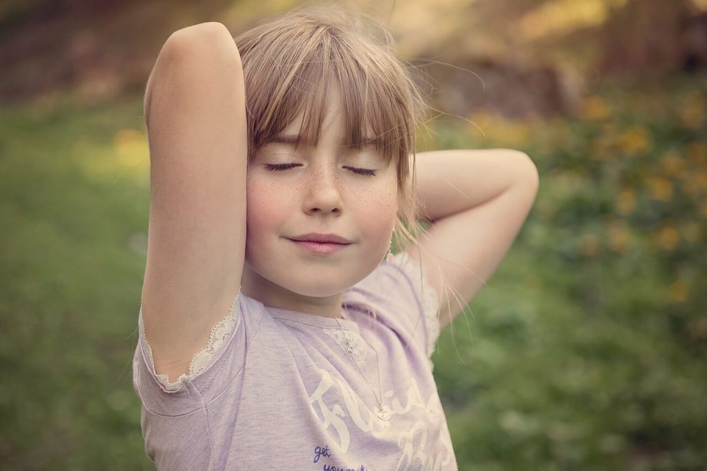 Menina feliz sem crise de ansiedade