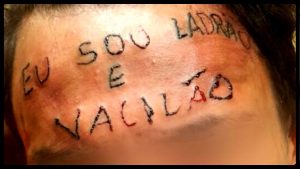 testa tatuada